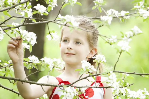 Gyönyörű szőke lány a parkban játszó — Stock Fotó