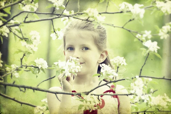 Beautiful blonde girl playing in the park — Stock Photo, Image