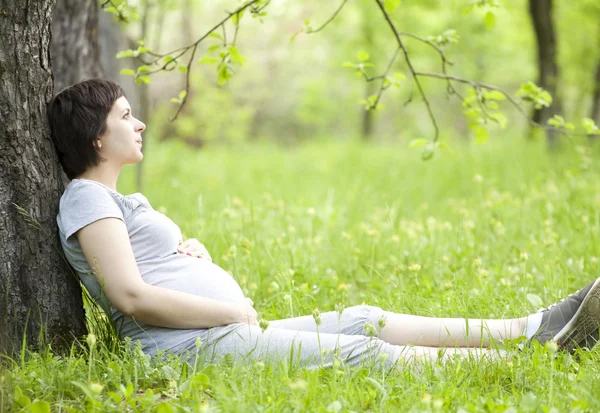 Femme enceinte se relaxant dans le parc — Photo