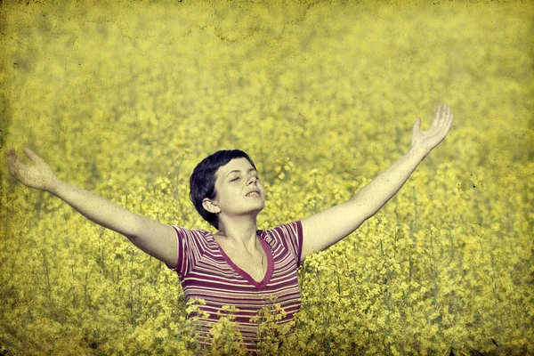 Chica en un campo — Foto de Stock