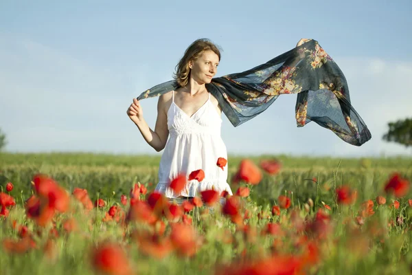 Chica en el campo de amapola — Foto de Stock