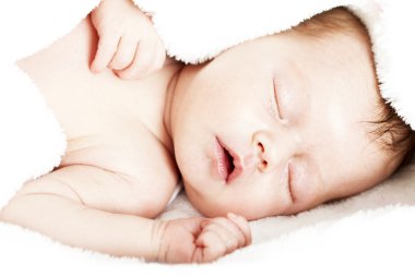 Yeni doğmuş bebek huzur içinde uyuyor.