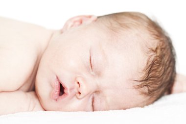 Yeni doğmuş bebek huzur içinde uyuyor.