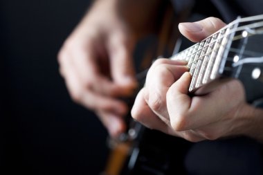 Gitar çalan adam