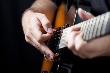 Gitar çalan adam