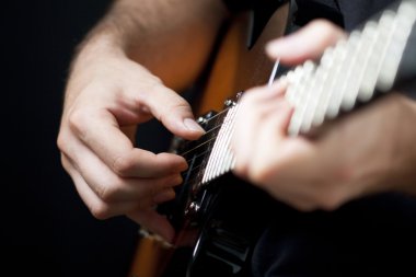 Gitar çalan adam