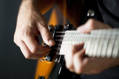 Gitar çalan adam