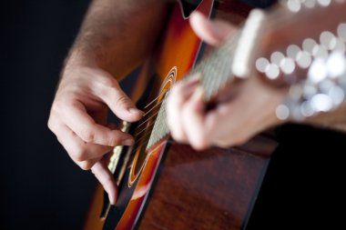 Gitar çalan adam