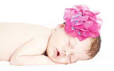 Yeni doğmuş bebek huzur içinde uyuyor.