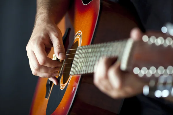 남자 기타 연주 — 스톡 사진