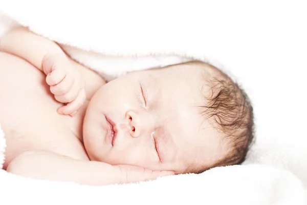 갓 태어난 아기가 평화롭게 잠 든다 — 스톡 사진
