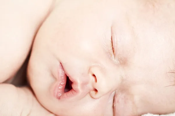 Le nouveau-né dort paisiblement — Photo