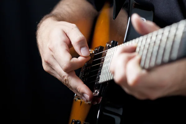 Homem tocando guitarra — Fotografia de Stock