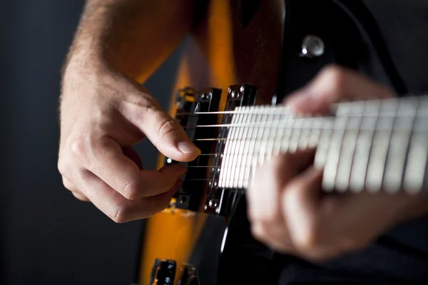 Uomo che suona la chitarra — Foto Stock