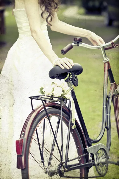 Ramo de novia y boda en bicicleta — Foto de Stock
