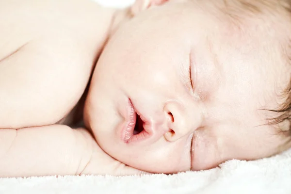 Bebé recién nacido durmiendo tranquilamente —  Fotos de Stock