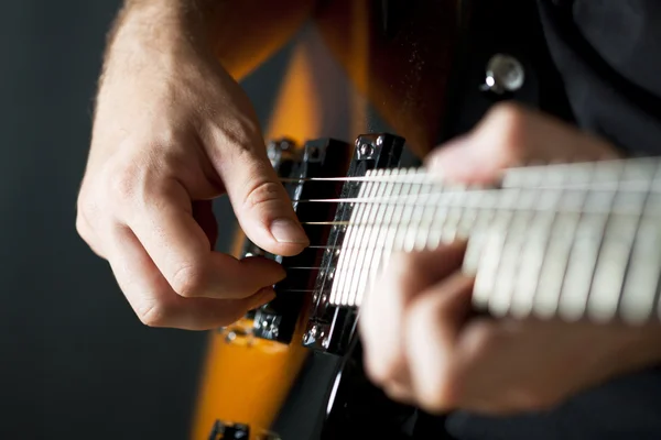 Homem tocando guitarra — Fotografia de Stock