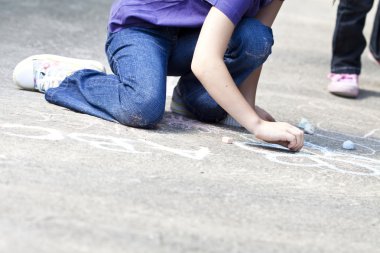 geri okul kavramı - tebeşir ile okul bahçesinde üzerinde yazılı kız fotoğrafı