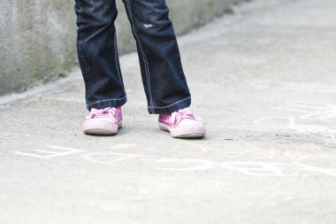 geri okul kavramı - tebeşir ile okul bahçesinde üzerinde yazılı kız fotoğrafı