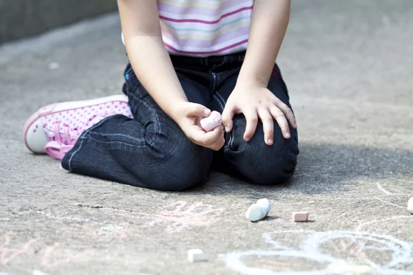 Vuelta al concepto de escuela - foto de chica escribir con tiza en el patio de la escuela — Stockfoto
