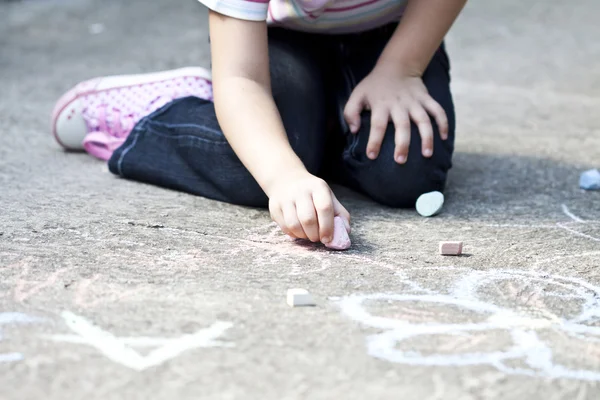 Vuelta al concepto de escuela - foto de chica escribir con tiza en el patio de la escuela — Stockfoto