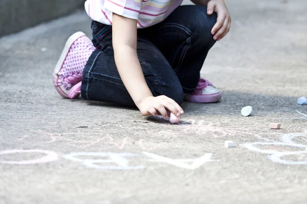 Torna al concetto di scuola - Foto di ragazza che scrive con il gesso sul cortile della scuola — Foto Stock