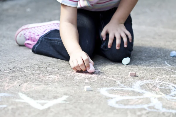 Torna al concetto di scuola - Foto di ragazza che scrive con il gesso sul cortile della scuola — Foto Stock