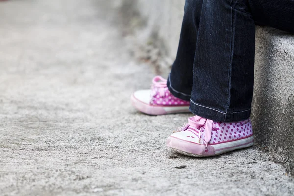 Zurück zum Schulkonzept - Foto eines schreibenden Mädchens mit Kreide auf dem Schulhof — Stockfoto