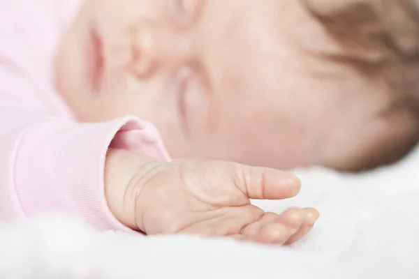 Pequena mão de bebê adormecido — Fotografia de Stock