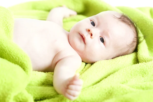 Bebé feliz cubierto con toalla verde —  Fotos de Stock