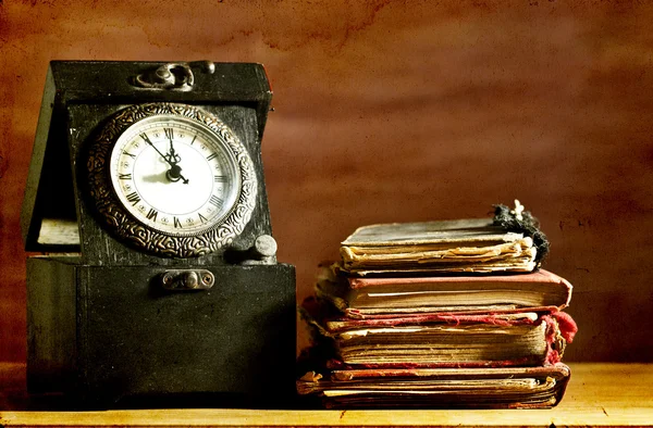 Reloj viejo, café y libros antiguos sobre fondo grunge — Foto de Stock