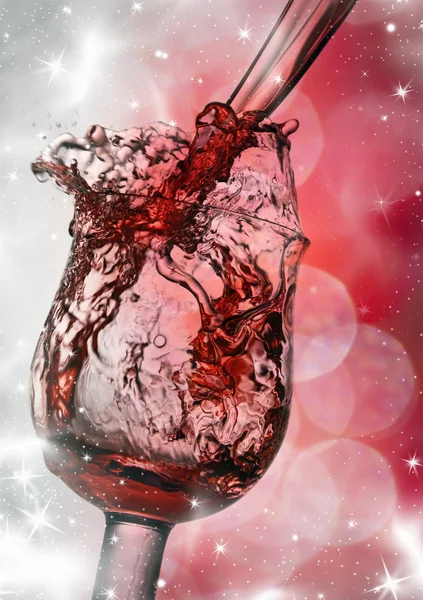 Einschenken von Rotwein und Weihnachtsbeleuchtung — Stockfoto