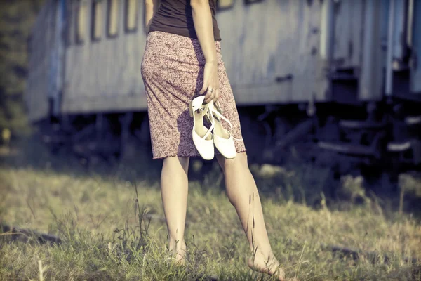 Chica descalza en los ferrocarriles — Foto de Stock