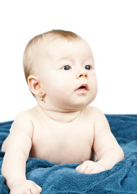 Mavi battaniye içinde şirin bebek hideing