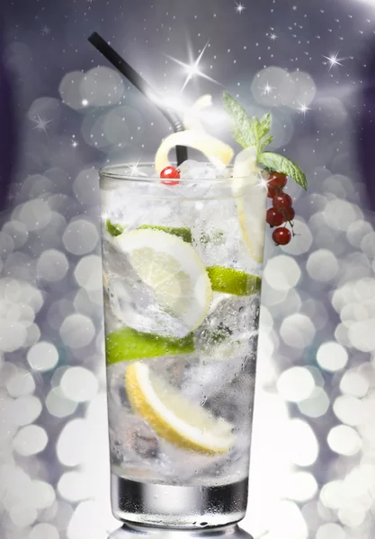 Cocktail against holiday lights — Stock Photo, Image