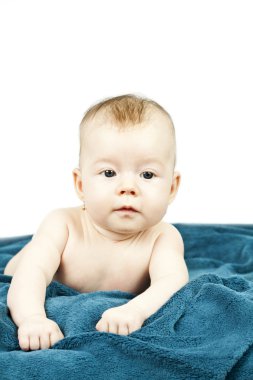 Mavi battaniye içinde şirin bebek hideing