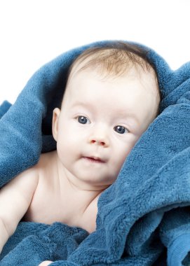 Mavi battaniye içinde şirin bebek hideing