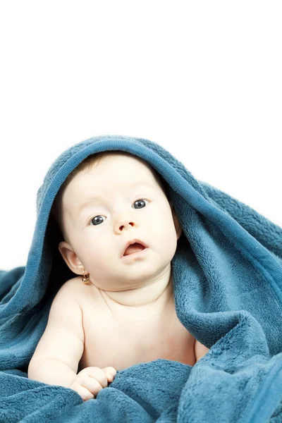 Carino bambino nascondino in coperta blu — Foto Stock