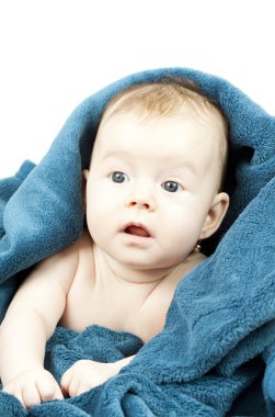 Mavi battaniye içinde şirin bebek hideing