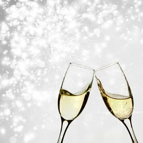 Okulary z szampana przed świąteczne światełka — Zdjęcie stockowe
