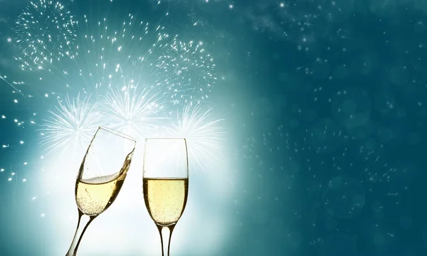 Очки с шампанским и праздничные огни — стоковое фото