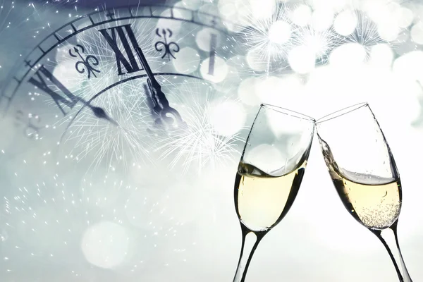 Havai fişeklere karşı şampanya bardakları