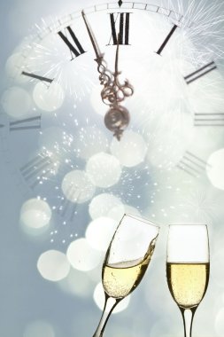 Tatil ışıklarına karşı şampanya bardakları