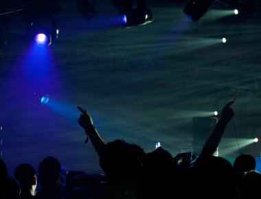 Konserde tezahürat yapan kalabalık