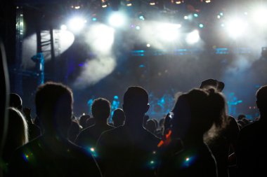 Konserde tezahürat yapan kalabalık