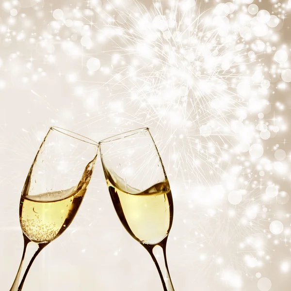 Copos com champanhe contra luzes de férias — Fotografia de Stock