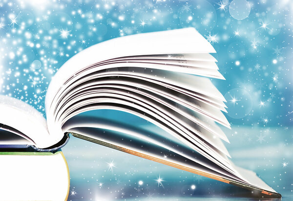 Старая открытая книга с волшебным светом и падающими звездами
