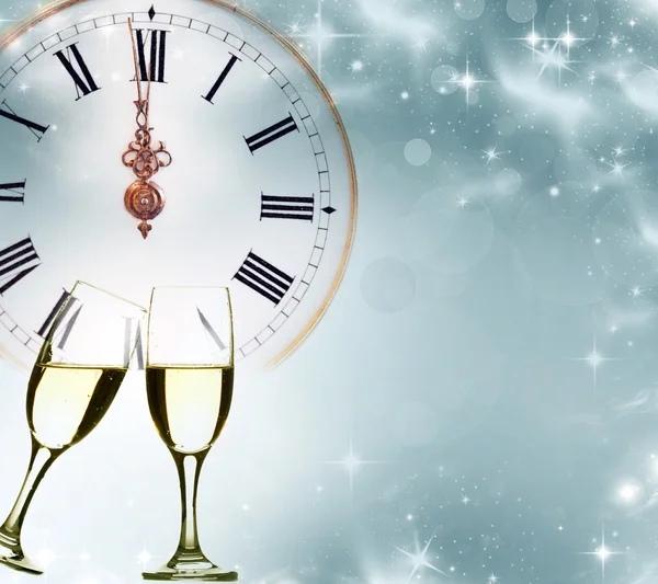 Glasses with champagne and clock close to midnight — Stock Photo, Image