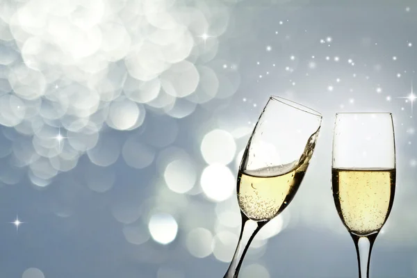 Glazen met champagne tegen vakantie lichten — Stockfoto