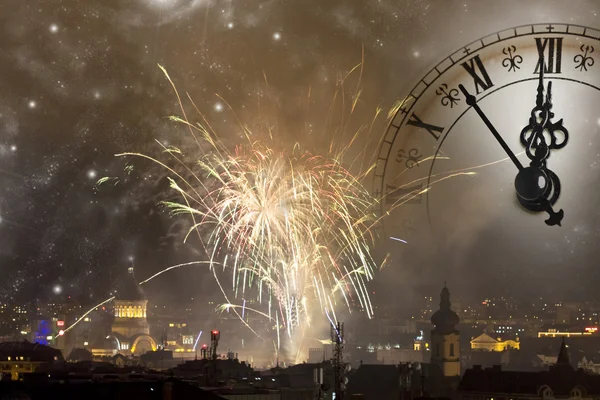 Yeni yıl arifesinde bekliyor